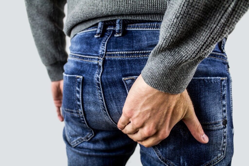 座りっぱなしで固まりやすい男性の腰・臀部・股関節まわり