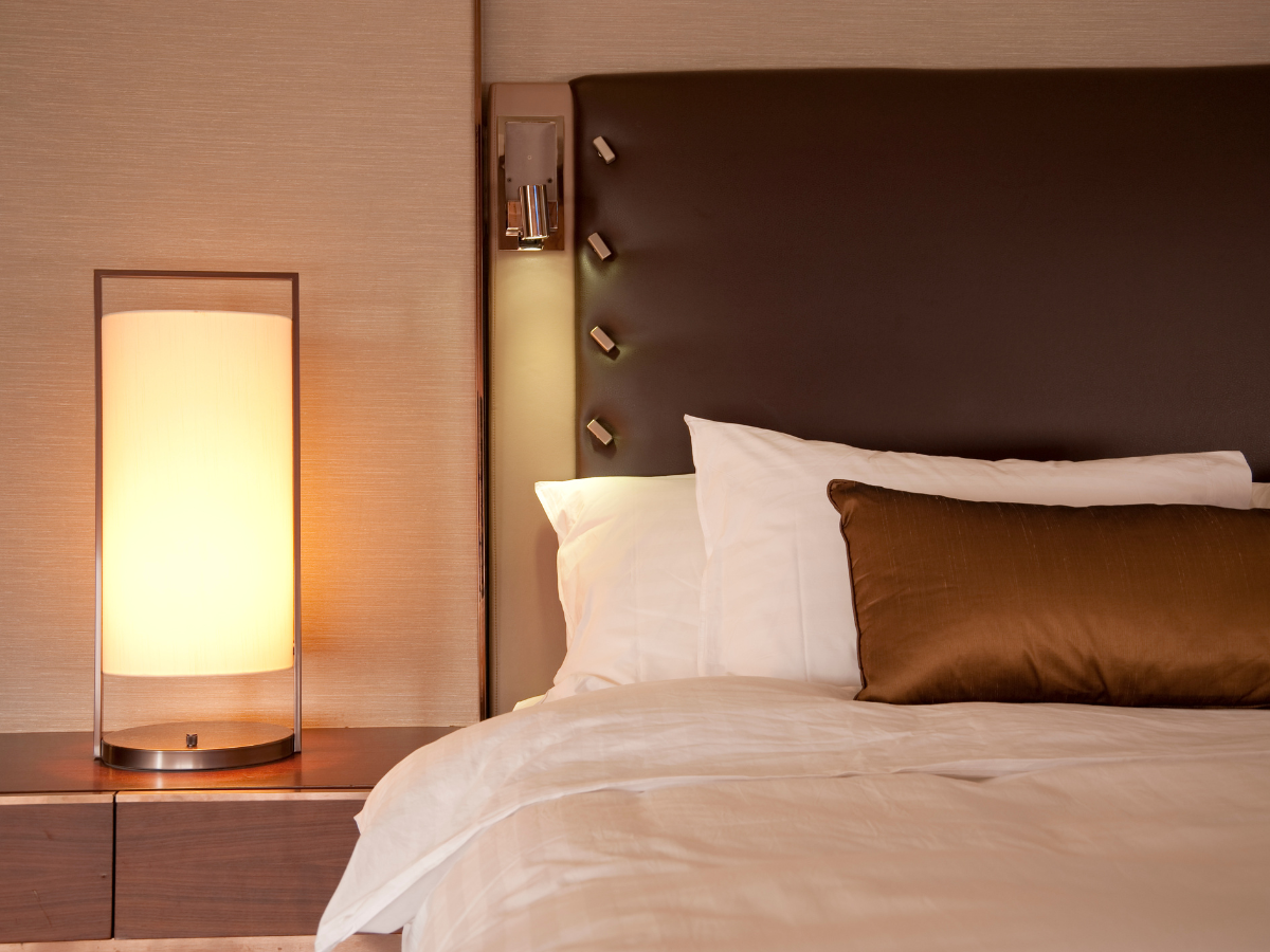 madorobi-hotel-room-restful-light