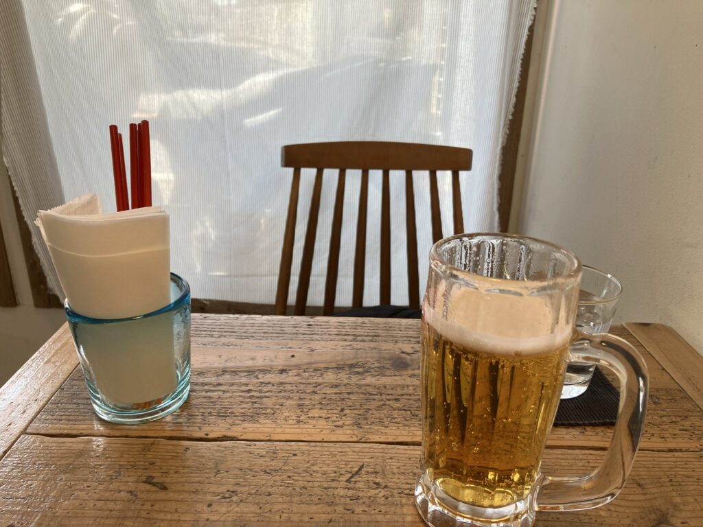 秋の夜にビールを楽しむほのかの日常
